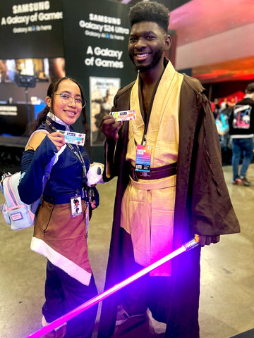 Two people at LA Comic Con holding That's it. Energy Bars